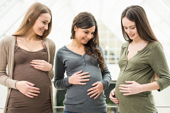 Mujeres disfrutando su embarazo y apoyándose para sentirse mejor