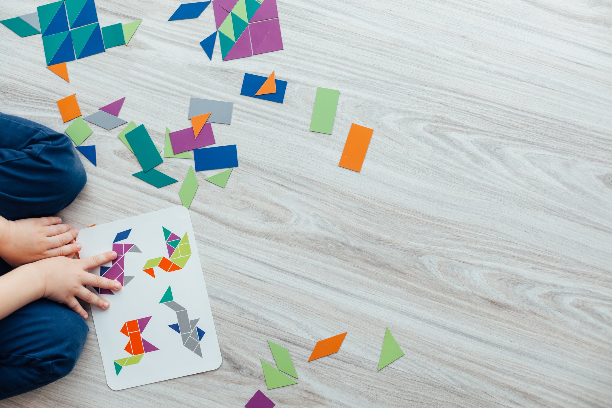 Niño con juegos explorando su inteligencia visual espacial