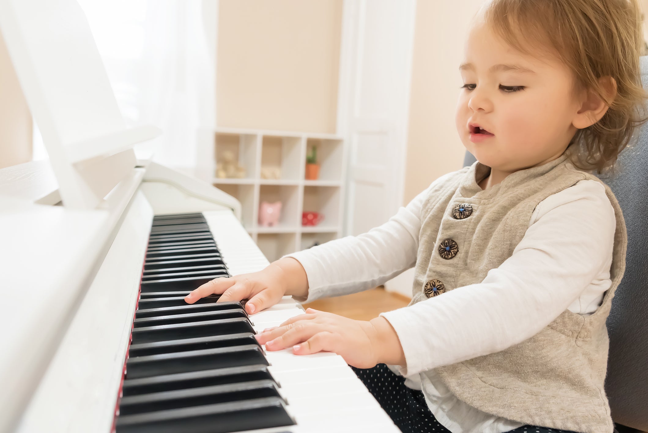 Niña tocando el piano explorando inteligencias multiples