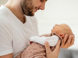 Ser papá Papá sosteniendo a su bebé