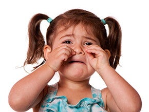 Niña-pequeña-haciendo-berrinche-en-la-mesa