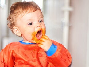 Alimentos para bebé de 9 meses Bebé de 9 meses comiendo papilla.