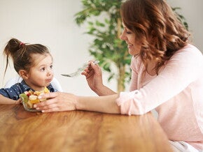 niña-y-mamá-comiendo-en-casa niña-y-mamá-comiendo-en-casa