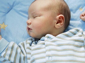 ¿Cómo dormir a un bebé? Bebé de 0 a 4 meses durmiendo en su cuna.