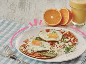 Desayuno plato con huevos cazuela y vaso con jugo de naranja  Desayuno plato con huevos cazuela y vaso con jugo de naranja