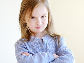 Niña-pequeña-enojada