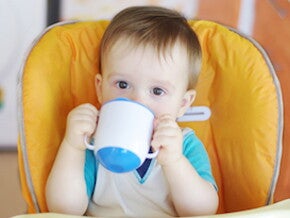 Niño con vaso entrenador