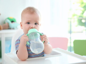 A los cuantos meses mi bebé puede tomar agua