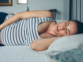 Cómo dormir estando embarazada Mujer embarazada durmiendo, cómo dormir en el embarazo