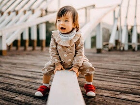 Conoce el desarrollo de tu bebé de 18 meses. Bebé de 18 meses sentada jugando