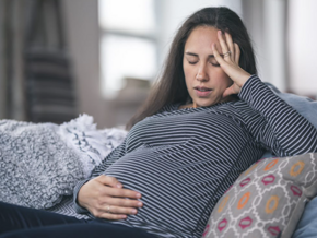 Mujer embarazada con dolor de vientre  Mujer embarazada con dolor de vientre