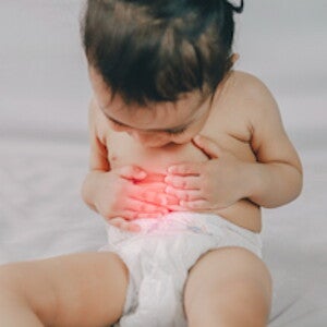 Niña pequeña con dolor de estómago por síntomas de diarrea