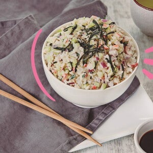 Bowl de sushi con palillos a un lado salsa de soya y te verde Las embarazadas pueden comer sushi