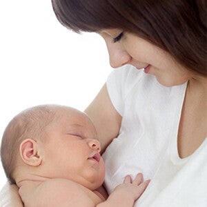 Bebé-sonriendo-a-mamá-junto-a-su-pecho