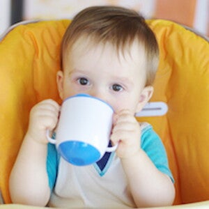 Niño con vaso entrenador