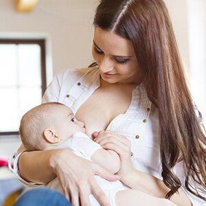 Mamá-amamantando-a-su-pequeño-bebé
