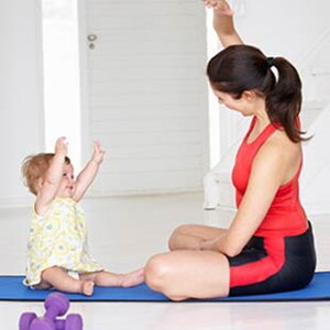 Mamá-e-hija-haciendo-ejercicio