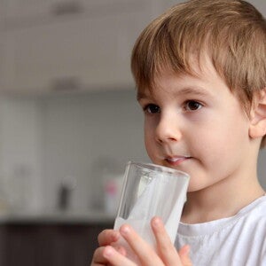 Esta es la cantidad de leche que tu hijo necesita al día