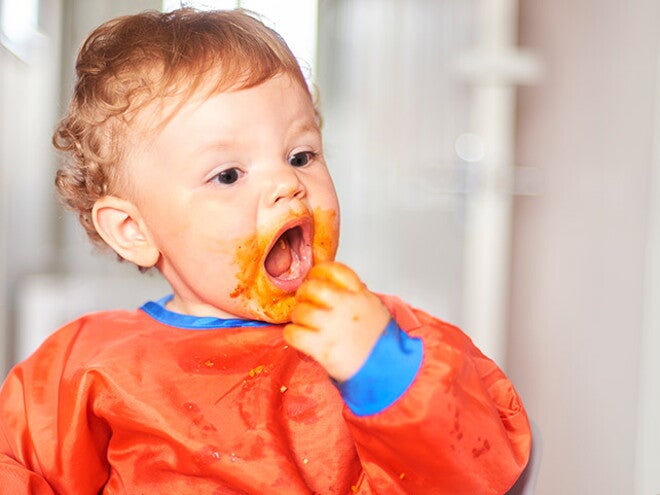 Alimentos para bebé de 9 meses Bebé de 9 meses comiendo papilla.