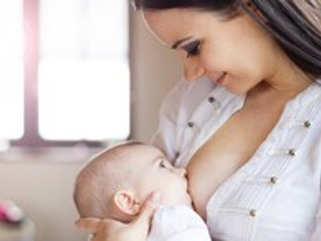 mamá sonriendo con bebé mamá sonriendo con bebé