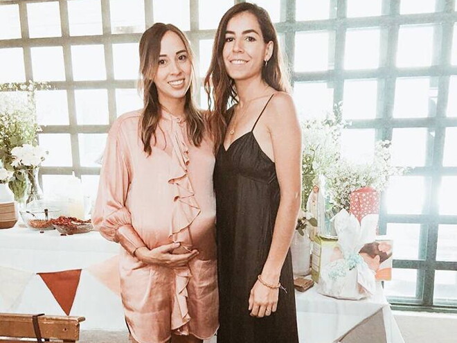 Baby shower Mujeres disfrutando de un Baby shower