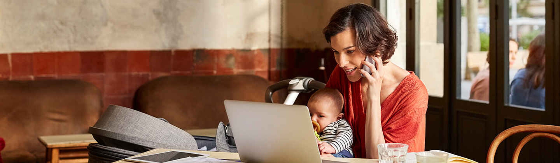 contacta a nuestros expertos nutricion Madre con bebe en la computadora buscando sitios de expertos en nutricion